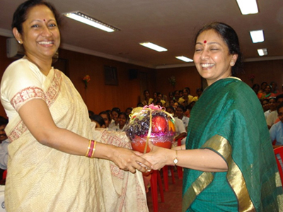Dr.Sooriyakala Sreekumar, Medical Director presenting a memento to Dr.Saranya, Jeevan Blood Bank